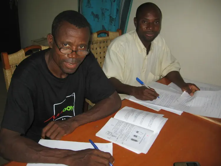 Bassar-N'Cam--Wake et Emmanuel traduisent le manuel de calcul-oct 2011_3860.JPG